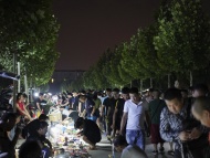 2019年7月2日晚10时刚过，北京朝阳区大柳树鬼市开始人潮涌动。停车场的200多个停车位被挤得满满当当，人们摩肩接踵“趟”鬼市，在老物件里寻觅旧时光。这里的货物真假难辨，水深水浅需要自己来趟，因此老北京称上鬼市为“趟”鬼市。 
