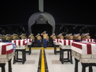 当地时间2019年7月17日，美国海军陆战队员抵达美国夏威夷珍珠港-希卡姆联合基地在一个遣返仪式上向将被转移的遗体致敬，这些遗体是二战期间塔拉瓦战役中阵亡的身份不明的军人遗体。