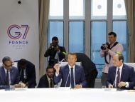 七国集团峰会26日的讨论议题为“气候变化、生物多样性及海洋”。法国、德国等国对此议题非常关注，专门拿出半天的时间讨论。而声明对于相关议题最终竟然只字未提。美国总统特朗普没有在讨论气候变化的会议上现身。图为法国总统马克龙在G7峰会期间展示一块由海洋中的塑料垃圾制成的手表。