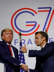 法国总统马克龙与美国总统特朗普举行新闻发布会，马克龙向特朗普举大拇指。