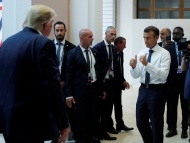 G7峰会结束后，法国总统马克龙向美国总统特朗普竖大拇指。