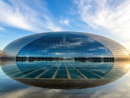 中国国家大剧院是新“北京十六景”之一的地标性建筑，位于北京市中心天安门广场西，人民大会堂西侧，由主体建筑及南北两侧的水下长廊、地下停车场、人工湖、绿地组成 。中国国家大剧院由法国建筑师保罗·安德鲁主持设计，是亚洲最大的剧院综合体。 