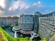 上海佘山世茂洲际酒店，位于上海市松江国家风景区佘山脚下的天马山深坑内，由世茂集团投资建设，海拔负88米，于采石坑内建成的自然生态酒店。酒店遵循自然环境，一反向天空发展的传统建筑理念，下探地表88米开拓建筑空间，依附深坑崖壁而建，是世界首个建造在废石坑内的自然生态酒店 。被美国国家地理誉为“世界建筑奇迹”。