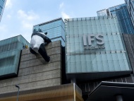 四川成都春熙路IFS楼顶的大熊猫吸引着无数游客到此与其合影留恋。 