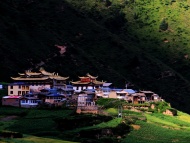 “迭部”在藏语中指“神摁出来的地方”，而扎尕那便是山神涅甘达娃的行宫，这里的风景也是“仙气十足”。