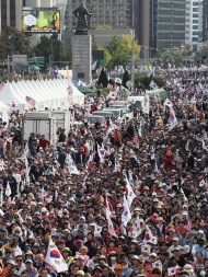 通过比较，此次在首尔街上示威游行，要求总统下台的民众数量，和2年前弹劾朴槿惠事件时相比，甚至还要多上一些。 