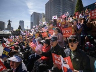 在现场采访韩国民众时，有游行团体称：“关于曹国部长贪腐的指控已经被证实确有其事，但是如今的执政政府却对此充耳不闻，这其中很大原因是由于曹国是文在寅的亲信，所以这个利益小团体需要被立刻取缔。” 