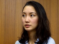 伊藤诗织的勇气在日本女性中很罕见。为了让日本性侵受害者的处境被看到，伊藤诗织于2017年以民事诉讼的方式对山口敬之提起诉讼，也因此向大众公开自己的身份。这是日本第一次女性以公开具名的方式指控权势性侵。图为2017年10月27日，伊藤诗织在东京接受采访时谈到了自己的遭遇，以及对日本受害者的更多关注和支持。