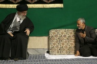 苏莱曼尼在伊朗中东地区战略中发挥着关键作用，加之他同高层的关系，决定了他在伊朗外交决策中扮演着重要角色。“圣城旅”直接向最高领袖报告，苏莱曼尼同伊最高领袖哈梅内（Grand Ayatollah Seyyed Ali Khamenei，左）伊保持着密切联系，有媒体称他是“一个极其重要和有影响力的家伙”。图为2015年3月27日，卡西姆·苏莱曼尼与伊朗最高领袖哈梅内伊出席仪式。