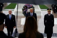 2020年11月11日，当日，特朗普冒雨出席退伍军人节纪念活动，副总统彭斯（Mike Pence）等一同参加。