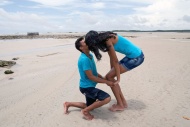 据英国《每日邮报》5月6日报道，当相恋3年的男友Francinaldo da Sliva Carvalho在海滩上单膝跪地上演浪漫求婚后，巴西少女Elisany da Cruz Sliva即将成为全世界最高的新娘。