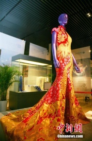 5月30日，一件价值千万元人民币的“黄金旗袍”亮相杭州工艺美术博物馆。据介绍，该旗袍采用了14公斤的98K纯金线，并由数名中国国内顶尖其旗袍大师合力以纯手工方式缝制完成，耗时3年。