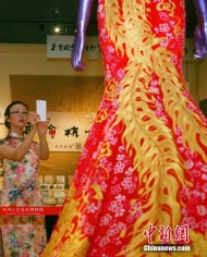 5月30日，一件价值千万元人民币的“黄金旗袍”亮相杭州工艺美术博物馆。据介绍，该旗袍采用了14公斤的98K纯金线，并由数名中国国内顶尖其旗袍大师合力以纯手工方式缝制完成，耗时3年。