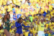 2014巴西世界杯开幕式在北京时间6月13日凌晨2:15正式开始。开幕式共分四部分，分别为向自然致敬、向人类致敬、向足球致敬和主题曲演唱。图为美国歌手洛佩兹、桑巴鼓团Olodum和巴西歌手克劳迪娅莱特演唱主题曲。