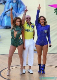 图为美国歌手洛佩兹、桑巴鼓团Olodum和巴西歌手克劳迪娅莱特演唱主题曲。