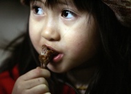 越南北宁省，5岁的小女孩Nguyen Kim Truc正在亲戚家里享用炸老鼠肉。数个世纪来当地居民都将老鼠当做美味佳肴，它们可以和许多菜肴搭配食用，而简单的油炸和焖煮也是不错的选择。