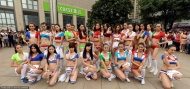重庆32位美女跳坝坝舞为世界杯助兴