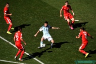 世界杯1/8决赛阿根廷通过加时赛1-0击败瑞士。比赛过程中经常能够看到瑞士多名球员围抢梅西，但最终梅西还是突出重围，助攻迪玛利亚完成了绝杀。