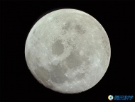 在飞船返回地球的途中拍摄到圆月景象。