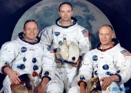 人类登月45周年图片展--1969年4月14日，阿波罗11号飞船成员合影。从左到右依次为：指挥官尼尔-阿姆斯特朗、指令模块飞行员迈克尔-柯林斯和登月舱飞行员巴兹·奥尔德林。