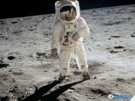 1969年7月16日，阿波罗11号携带着人类史上首个登月任务发射升空。多年的努力、危险的试验以及大胆的想法最终让人类实现了登月梦想。1969年7月20日，宇航员巴兹·奥尔德林在登月任务的舱外活动期间，站在鹰号登月舱旁边。宇航员尼尔-阿姆斯特朗用月球表面摄像机记录下了这一时刻。