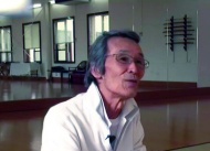日本演员福本清三，从事专业龙套56年，一直在日本武士电影中出演被杀死的反派，已经被“杀死”5万多次。但他从不沮丧，还深入研究卓别林“死”的演技以不断完善自己。近期，已71岁的福本清三第一次以主角出演了电影《太秦舞台生涯》，并凭藉该片赢得第18届奇幻国际影展最佳男主角。