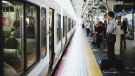 开往东京的列车外，黄线内只有我一位正在拍照的中国人。