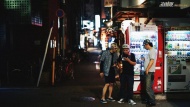 日本京都顶级夜店world门口，三位潮人手机购票，准备入场。