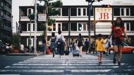 京都街景，日本人快速经过人行道。