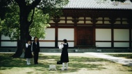 日本一女初中生给老师和同学拍摄合影照