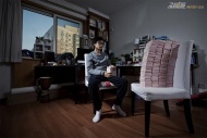 张安，32岁，平面设计师，现租住在朝阳区望京西路附近小区，周边房产均价4万元/平米。