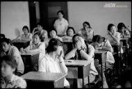 《八十年代中学生》拍摄于1979—1989年间，跨越了上世纪的整个80年代。彼时的任曙林25岁，他走入了北京的中学校园，一拍就是10年。留下了八十年代中学生一段青春的影像记录，一个理想主义时代最后的背影。图为1980年高考，北京75中学考场。