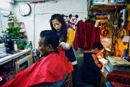 在沪打工多年的女子自己经营了一家小本理发店，有个听话懂事的儿子让她省心了不少。