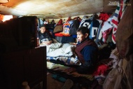 徐师傅和患精神病的母亲住在高度只有1米3的屋子里，一住就是12年。