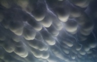 一位来自美国内布拉斯加州的风暴追逐者Mike Hollingshead拍摄了一组令人难以置信的天空中“云泡沫”的照片。据了解，这些云彩被称为是“乳房云”，是雷暴天气过后才能出现的罕见的云彩状态。