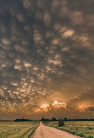 这些“乳房云”可以稳定呈现的时间很短，只有几分钟，而且有着非常锋利且明确的边界，从照片中可以看到，每朵“乳房云”的直径有1英里（1.6公里）。