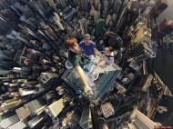 2014年11月18日报道（具体拍摄时间不详），Alexander Remon、Danila以及Eric在香港高楼上大玩自拍，他们在360米高的高空用自拍神器，拍下了这组足以让恐高症者崩溃的自拍照，他们尝试的还不止这样，甚至还敢单手悬挂在大楼边缘、踮起脚尖跨过突起物等等，实在是在用生命自拍