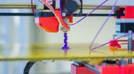 D打印技术：3D打印已经是一种既定技术，但其今年在性能和应用方面呈现爆炸性发展。阿姆斯特丹一个研究团队甚至利用3D打印技术建造整栋房屋。与此同时，普林斯顿的研究人员开发出一种3D打印机，它可以用5种不同材料打印，包括打印发光二极管、隐形眼镜等。 