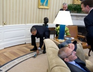 2015年1月3日消息，美国白宫网站公布2014年度照片。其中“奥巴马打苍蝇”入选，当地时间2014年5月6日，总统的助手笑着看奥巴马打飞一只入侵他办公室的苍蝇