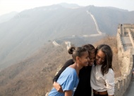 当地时间2014年3月23日，第一夫人米歇尔和女儿们第一次登上中国长城。