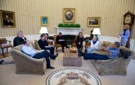 当地时间2014年3月1日，白宫的一次有关乌克兰问题的安全会议上，奥巴马脚搭在咖啡桌上。