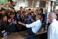 当地时间2014年5月16日，美国华盛顿，奥巴马和副总统拜登在一家餐馆吃饭后从餐台的一边到另一边与工作人员合影。