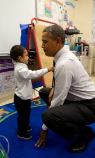 当地时间2014年3月4日，奥巴马访问华盛顿的一个小学，一位小朋友在为奥巴马听诊。