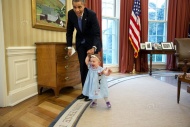 当地时间2014年4月4日，奥巴马在他的办公室与前副新闻秘书杰米·史密斯的一岁的刚学会走路的家人玩耍。
