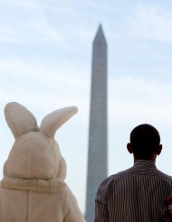 当地时间2014年4月21日，在一年一度的复活节上，奥巴马和复活节兔子在蓝色房间的阳台上听国歌。