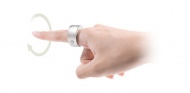 智能指环Logbar Ring：这种戒指可让你通过手势或姿态打开电视机、关掉电灯或启动智能手机上的应用。它可能让你觉得自己变成了巫师，但你愿意支付多少钱购买这种可爱的体感控制设备？它在众筹平台Kickstarter上的售价为270美元