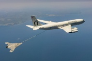美国海军在声明中说，诺斯洛普格拉曼公司（Northrop Grumman）生产的X-47B测试飞机，在马里兰州和维吉尼亚州外海完成史上首次空中自主加油任务，从欧米茄（Omega）K-707运油飞机接收4000多磅（约1814公斤）的燃油。