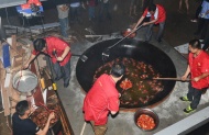 长沙厨师用3米大锅爆炒1000斤小龙虾