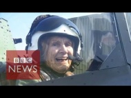 英国一位92岁二战女兵时隔70年再次翱翔蓝天。她说：“用自己的翅膀飞翔，往事历历在目。”关于这位巾帼人瑞在战后70年再展英姿的报导，在upworthy.com网站位居本周最热消息之列。