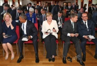 当地时间2015年6月7日，德国巴伐利亚州Kruen，G7峰会召开，各国领导人出席在Elmau城堡酒店举办的音乐会。图为奥巴马与加拿大总理哈珀的妻子劳琳·哈珀热聊。